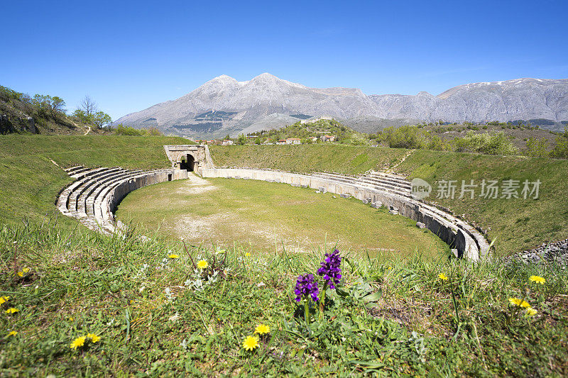 意大利阿韦扎诺阿布鲁齐 (Avezzano Abruzzi) 阿尔巴富森斯 (Alba Fucens) 的罗马圆形剧场